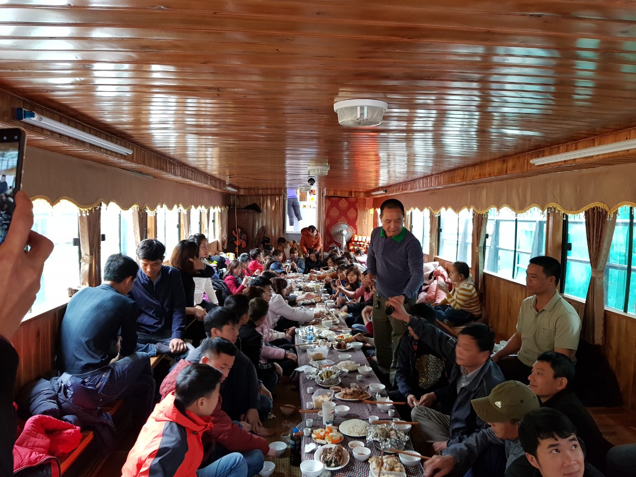 Bữa trưa trên Du thuyền trong lòng hồ Hòa Bình